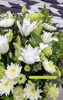 八重の百合が美しく「お供え花を選ぶ」