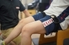下半身にベルトを巻き、準備体操を行っています。「加圧トレーニング(KAATSUトレーニング)について。」
