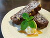 「✨本日のオススメスイーツ✨  【ヘーゼルナッツのブラウニー】  国産小麦とたっぷりのチョコレート、香ばしいヘーゼルナッツを合わせた焼き菓子の登場です。 添えた生クリームとご一緒にお召し上がり下さい😊」