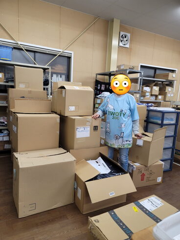 段ボールの山と熟女「滋賀県 湖南市 夏見 刺繍 圧着 昇華 ツーティー」