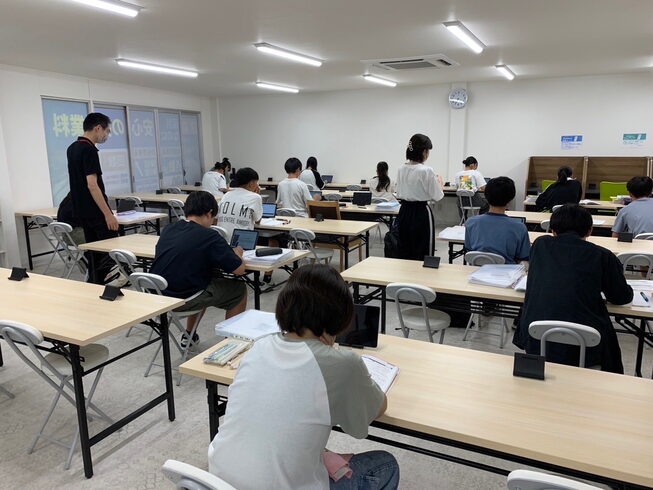 期末テスト対策中の教室「計算ミスを乗り越えた生徒の成長物語【大分市の個別指導塾/大分駅前校/高校受験/大学受験/定期テスト対策/中学生勉強法】」