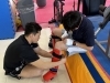 はじめてレガースを着ける会員さんに説明中❗️「全てのトレーナーが親切かつ丁寧‼️  FIELD-RING 千葉市美浜区〖JR稲毛海岸駅　駅近』キックボクシング＆ボクシング」
