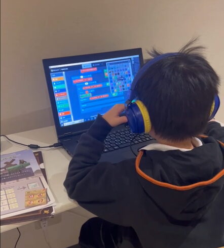 難しいコードを一生懸命組んでます☺️「コードアドベンチャーで学ぶべき理由☝️」