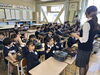 小学校の机と椅子に座らせてもらいました「小学校見学」