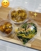 「3月1日（土曜）今日も元気にオープンです 🍙💓『ほうれん草とベーコン炒め』『バラ焼き』『鶏団子』『浅漬け』『イカニンジン』とお惣菜たくさん‼️✨️【福島と青森の美味しい食材を使ったおにぎり屋にこまる】」