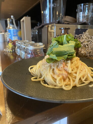 生パスタを使用したズワイ蟹のペペロンチーノ「モチモチ生パスタが大好評!~ランチ・ディナー・パーティー(宴会、歓送迎会)でご利用頂ける洋風バル【グリルダイニング COLLABO】」