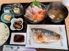 鯖の塩焼き＋刺身盛り合わせ定食　2300円「鯖(サバ)の塩焼き＋刺身盛り合わせ定食、小鉢付き　2300円」