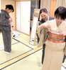 少人数で五十嵐先生が懇切丁寧に教えてくださいます「【銀座　着物の着付け教室】 着物の着付けと和のマナーレッスンがはじまりました❣」