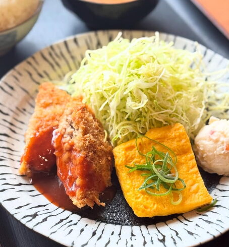 本日の日替わりランチ😋🍴💕「本日の日替わりランチは牛肉たっぷりミンチカツ ・手作りだし巻き玉子です🍳😋🍴ずんべら屋枚方店🍚」