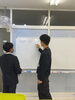 先生と一緒に勉強を頑張る生徒「空間図形の応用問題に挑戦！授業レポート【大分市の個別指導塾/大東校/高校受験/大学受験/定期テスト対策/森町塾/森町個別指導塾】」