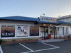 山本精肉店の外観です。「山本精肉店」