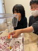 ハムスターにおやつをあげています。「ハムスターの名前が決まりました。【札幌市北区篠路　放課後等デイサービス　児童発達支援】」