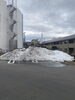 スーパーの駐車場　残雪「平成7年創業。元警視庁刑事　顧問。探偵歴33年。浮気調査・人探し　防犯対策等、茨城-土浦・つくば　群馬-前橋　埼玉-春日部・上尾・熊谷　千葉-船橋・松戸・柏 元警視庁刑事 顧問　若葉探偵社」