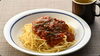 自慢のミートソーススパゲティ「大人気のミートソーススパゲティ。一度食べたらみつきになるおいしさです。ドライトマトとパセリが合う！」
