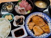 メカジキの煮付け＋刺身盛り合わせ定食　2500円「メカジキの煮付け＋刺身盛り合わせ定食、小鉢3品付き　2500円」