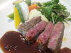 「本日のオススメは和牛🍖  【黒毛和牛トモサンカクのグリル　赤ワインソース】  サシの入ったとろけるような和牛。数量かなり限定ですが、本日はランチセットでも提供中🐮」