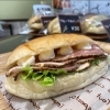 「シンフォニー店の人気メニューのご紹介 クリームチーズ&ペッパーポーク」