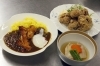 最上どりを使ったチキンカレー、唐揚げ、治部煮の３種「【“最上どり” が食べられるお店　Vol.7 】　わらべ唄の宿　湯の原（最上郡最上町・赤倉温泉）」
