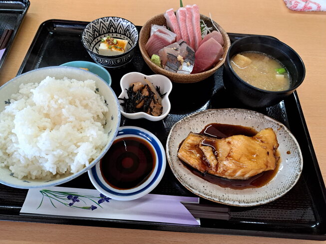 銀宝の煮付け+刺身盛り合わせ定食 2500円「銀宝(ぎんぼう)の煮付+刺身盛り合わせ定食、小鉢付き 2500円」