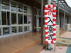 青空に看板も映えています！「祝！！　第１９回玉造幼稚園入園式」