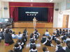 園長先生のお話しを聞いてます♪「令和７年度　始業式」