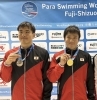 金メダルの松田選手（右）と銀メダルの村上選手（左）「パラ水泳ワールドシリーズ in 静岡2025　　　　松田選手、村上選手、松永選手見事メダル獲得！」
