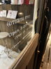 店の入り口ドア「定休日は【月曜日】のみです！」