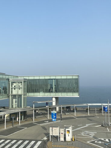 海と空にある日立駅。「平成7年創業。元警視庁刑事 顧問。探偵歴33年。浮気調査・人探し 防犯対策等、茨城-土浦・つくば 群馬-前橋 埼玉-春日部・上尾・熊谷 千葉-船橋・松戸・柏 元警視庁刑事 顧問 若葉探偵社」