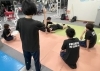 松浦トレーナーによる肩甲骨周りのペアストレッチ。「先日は、埼玉県上尾市にあるスポーツクラブで「身体の軸と肩甲骨の柔軟性の関係」についての勉強会を実施致しました。」