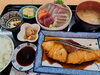 ぶりの煮付＋刺身盛り合わせ定食　2500円「鰤(ブリ)の切身煮付け＋刺身盛り合わせ定食、小鉢3品付き　　2500円」