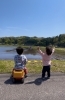 パパがんばれ〜！と大はしゃぎの図「GWは毎年恒例の田植えでした！」