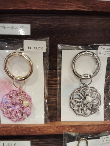 人気のカラビナキーホルダー!「母の日におすすめ!おしゃれな水引アクセサリー&季節の寄せ植え花にいいマリーゴールドやアゲラタム」