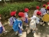 広場まで歩く年少組！「春の遠足」