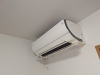 天井に近いお掃除機能付きエアコン「エアコンクリーニングはお任せ下さい」