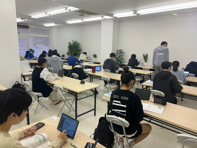 勉強を頑張る生徒「受身形の解説:英語の新しい視点を学ぼう!【大分市の個別指導塾/大在校/高校受験/大学受験/定期テスト対策/英検/中学生勉強法】」