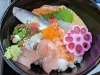 海鮮丼「新鮮魚介で魅力倍増！イートインコーナーの人気メニュー～あら汁食べ放題も好評です」
