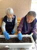 仲良く種まき、昔は・・・・楽しく話が出来ました。「園芸療法に取り組んでいます。」
