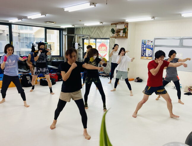 レディースクラスの風景😀「明るい照明とエネルギッシュな雰囲気💪🏻 FIELD-RING 千葉市美浜区〖JR稲毛海岸駅 駅近』キックボクシング&ボクシング」