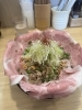 ガーリック塩ラーメン「塩ラーメンくじらさんの「ガーリック塩まぜそば」—ローストビーフたっぷり、レモンでさっぱり！」