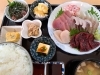 上刺身盛り合わせ定食、小鉢3品付き2500円「店主目利きの新鮮刺身盛り合わせ定食、本日もご用意しております!」