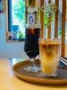 「初夏の窓辺でリフレッシュ！アイスコーヒー＆アイスカフェラテで涼やかカフェタイム」