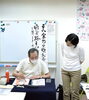 懇切丁寧な霜鳥玄峰先生が生徒様へお手本を執筆中！「【銀座　書道教室】習うほど必ず上達する書道のお稽古！隔週火曜日夜間の教室です」