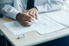 「模試や過去問に取り組む受験生の学びのひとコマ」