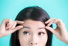 おでこのしわ「おでこのシワと下がりまぶたの関係ー美容皮膚科に勤務する看護師との対話」