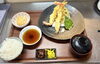 「本日の日替わり定食は「大海老天丼」！サクサク食感と彩り野菜でご用意しています」
