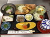 「本日の彩り和定食～新鮮刺身と揚げ物の贅沢盛り合わせ」
