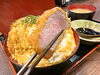 「😋JR新小駅南口より徒歩3分、50年以上続く肉の山越より独立された精肉屋直営『肉屋食堂たけうち』さん♪😋なんと約4cm極厚カットのデカ盛り！特選極厚とんかつ丼😆特製タルタルソールたっぷりチキン南蛮定食😆肉好きランチに✨【編集部M】」