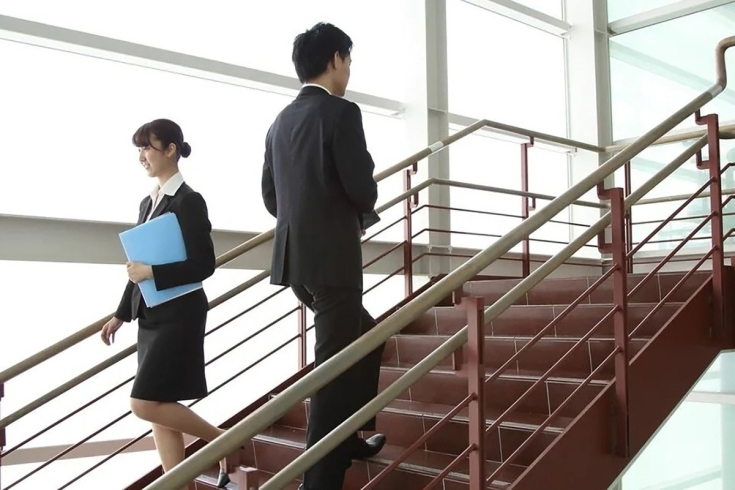 通勤通学時、会社の階段を利用しましょう。「階段を1段上った時、下りた時の消費カロリーはいったいどの位なのでしょうか…? 考えた事ありますか?」