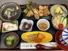「本日の和定食：新鮮刺身＆焼き鶏の贅沢盛り合わせをご用意しました」