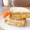 ツナとチーズのホットサンド！「熱々ホットサンドでランチタイム！選べるセットで贅沢なカフェランチを」